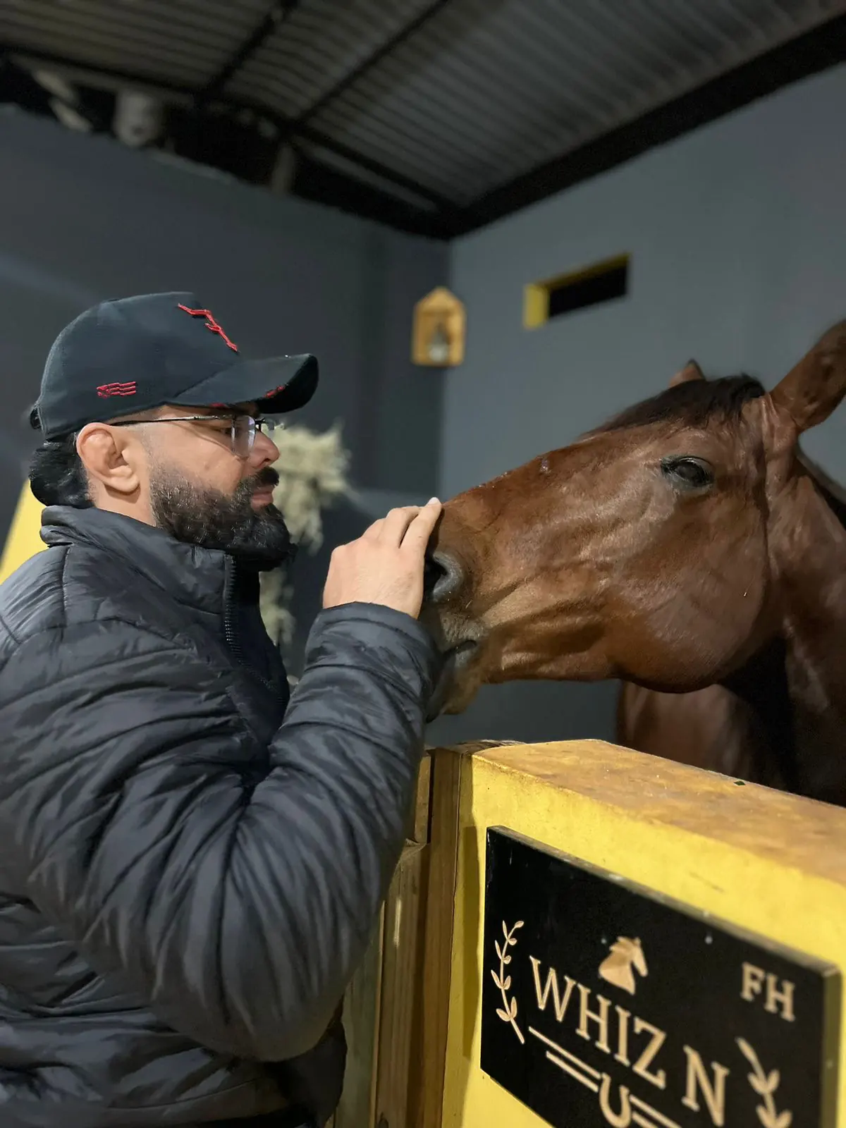 Fernando FH ao lado de um cavalo