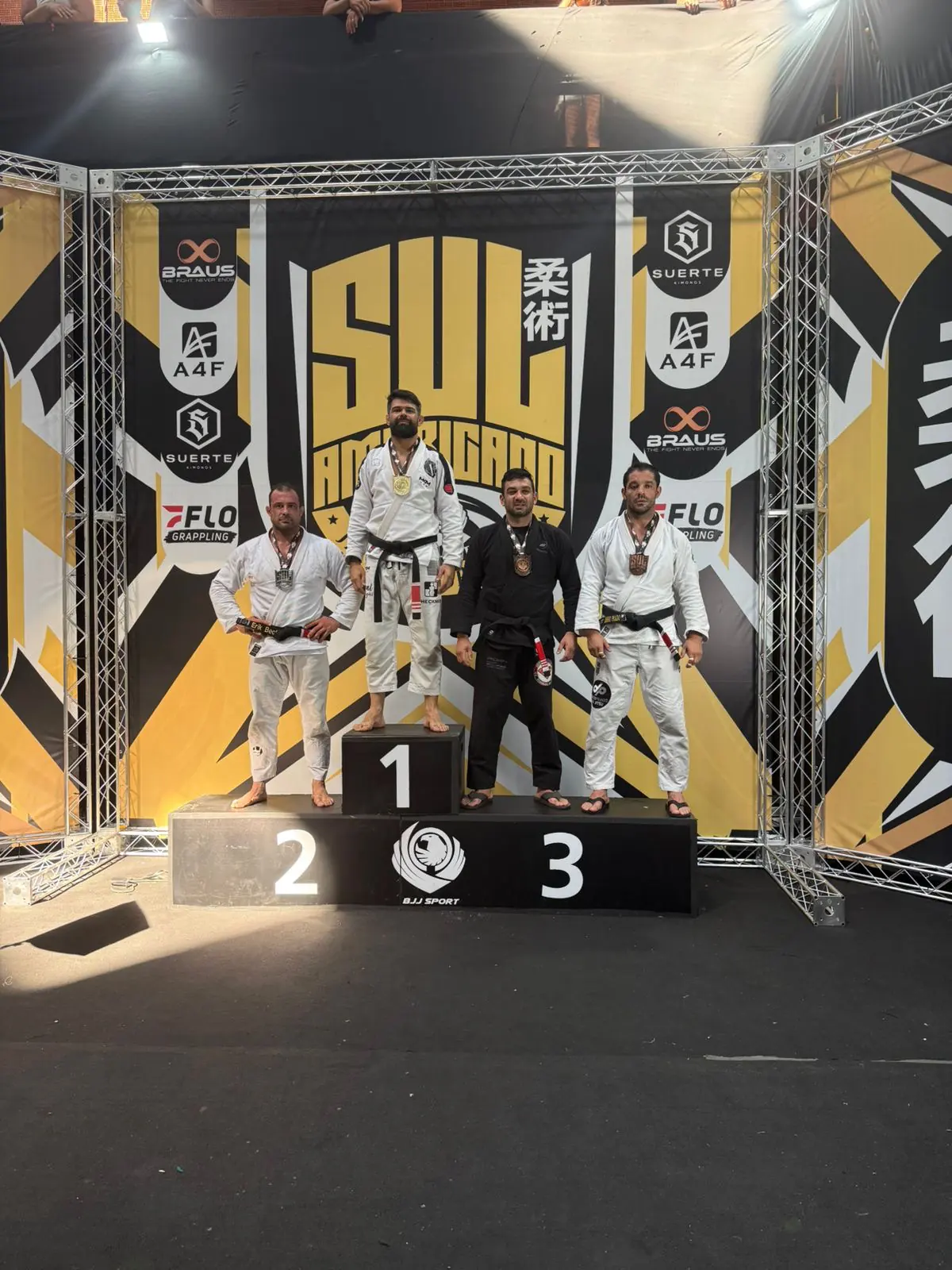 Fernando FH no pódio de uma competição de jiu-jitsu